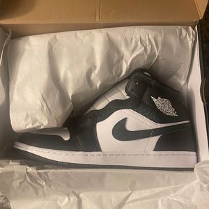 Jorden 1 Mid, black and white